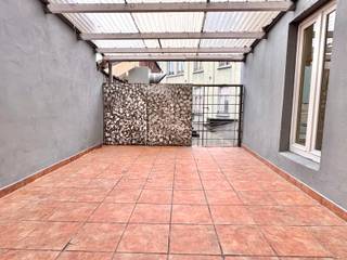 <p>Ideaal gelegen tussen de Hallepoort en het Zuid Station, bieden we u dit appartement van 49 m² met terras aan. Het biedt: een hal, een lichtrijke woonkamer met een volledig uitgeruste open keuken, een terras (15 m²) op het noordoosten, een slaapkamer (15 m²), een doucheruimte met een toilet. Gemeenschappelijke kosten: 100 €/maand. Onmiddellijke beschikbaar. EPC: E. U zult gecharmeerd zijn van de helderheid en het prachtige terras. Absoluut een bezichtiging waard!</p>