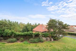 Zonnig appartement met uitstekende ligging in een residentiële buurt vlakbij de winkelstraat en op enkele passen van de duinen en het strand.<br />De flat beschikt over een gezellige en ruime woonkamer, een ingerichte keuken, een aparte slaapkamer en een comfortabele badkamer met douche, lavabo en toilet. Aangenaam zonneterrasje! Gemeenschappelijk fietslokaal. Mogelijkheid tot aankoop van een ruime garagebox onder de residentie.