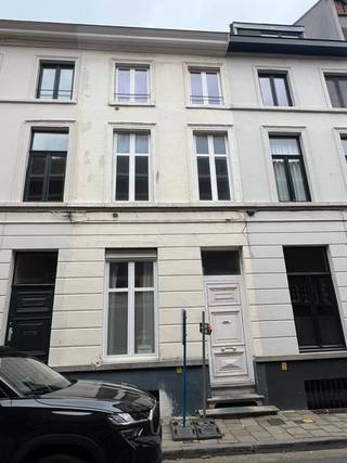 Te renoveren charmante, riante en lichtrijke burgerwoning gelegen in een rustige straat nabij de gegeerde buurt van de Coupure, een toplocatie in het historische stadscentrum van Gent.
Naast het gezellige gelijkvloers met karaktervolle elementen leidt de authentieke trap naar 3 bewoonbare verdiepingen met ruimte voor 5 slaapkamers, met oorspronkelijke schoorsteenmantels en houten vloeren. Een ruime veranda geeft uit op de sfeervolle en knusse stadstuin en de kelderverdieping biedt plaats aan berg- en wasruimtes.