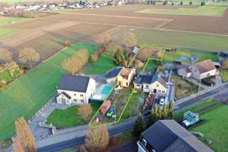 <p><span>Aan de Botsebergweg 12A te Maasmechelen bevindt zich dit mooie bouwperceel van maar liefst 11 are en 63 centiare, gelegen in een schilderachtig woongebied met landelijk karakter. Een ideale locatie voor wie wil genieten van rust, groen en privacy, zonder in te boeten aan bereikbaarheid en nabijgelegen voorzieningen. </span></p><p><span> </span></p><p><span>Dankzij de royale oppervlakte biedt dit perceel uitstekende mogelijkheden om uw droomwoning volledig naar eigen wens te realiseren. Er zijn reeds plannen aanwezig, maar er dient een nieuwe bouwvergunning aangevraagd te worden. </span></p><p><span> </span></p><p><span>De plannen zijn uitgewerkt zodat er op het gelijkvloers een inkomhal is, een slaapkamer met ensuite een badkamer een open leefkeuken die aansluit op de woonkamer. Via de nachthal is er de toegang tot nog 2 slaapkamers en een badkamer. </span></p><p><span> </span></p><p><span>Belangrijke kenmerken: </span></p><p><span>•  Perceeloppervlakte: 11a 63ca</span></p><p><span>•  Straatbreedte: 10,72 m</span></p><p><span>•  Geschikt voor halfopen bebouwing</span></p><p><span> </span></p><p><span>Er bevindt zich een erfdienstbaarheid naast de woning voor het plaatsen van de afvalcontainer aan de straat.</span></p><p><span> </span></p><p><span>Meer info of graag een bezichtiging? Contacteer Iris via <span>Carolien@jemar.be</span></span><span> of 0484357067.</span></p><p><span> </span></p>