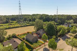 <p>Haakveld ligt in een rustige en aangename woonomgeving in Lint. Je woont hier op korte afstand van het centrum, winkels en dagelijkse voorzieningen, en ook Lier is vlot bereikbaar. Dankzij de nabijheid van invalswegen geraak je makkelijk richting omliggende gemeenten. In de buurt vind je bovendien mooie wandelroutes en veel groen.<br /><br />De woning is een open bebouwing uit de jaren ’80 met een zeer degelijke draagstructuur. Binnen is er een praktische indeling met onder meer drie slaapkamers, een leefruimte, keuken, badkamer, berging en een ruime garage. De woning biedt heel wat mogelijkheden om ze verder op te frissen of in te richten naar eigen smaak. De zolderverdieping is daarbij een grote extra troef, met potentieel voor uitbreiding. De woning is bovendien asbestveilig.<br /><br />Achteraan geniet je van een mooie tuin met een prachtig groen verzicht. De tuin is ruim, rustig en ideaal voor wie graag buiten vertoeft. Handig is ook de achterdeur aan de garage, waardoor je rechtstreeks toegang hebt tot de tuin.<br /><br />Indeling:<br />Nachthal, apart toilet, drie slaapkamers, badkamer, keuken, woonkamer, berging en ruime garage met achterdeur naar de tuin.<br />Zolderverdieping met groot potentieel voor uitbreiding.<br /><br />Troeven:<br />✔️ Open bebouwing met garage<br />✔️ Rustige ligging in Lint<br />✔️ Nabij centrum Lint en Lier<br />✔️ Vlotte verbinding met invalswegen<br />✔️ Winkels en voorzieningen in de buurt<br />✔️ Prachtige tuin met groen verzicht<br />✔️ Zeer degelijke draagstructuur<br />✔️ Zolderverdieping met uitbreidingsmogelijkheden<br />✔️ Altijd zon in de tuin<br />✔️ Asbestveilig<br /><br />Kom deze woning ontdekken via jarno@groepvanhaute.be of 0492 83 88 19 — must visit!</p>