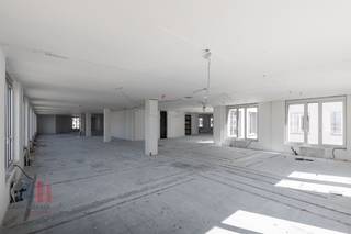 Hoogwaardige <strong>kantoorruimte van 2.367 m²</strong> in het prestigieuze Stéphanie Square, een elegant Art Déco-gebouw dat luxe, uitstraling en architectuur combineert in het hart van Brussel.<br />Gelegen aan het bruisende Stéphanieplein geniet deze toplocatie van een uitstekende bereikbaarheid en een hoogwaardige omgeving met internationale winkels, gastronomische restaurants, culturele hotspots, wellnessfaciliteiten en gerenommeerde modehuizen op wandelafstand.<br /><br />De kantoren combineren authentieke charme met moderne technologie en zijn uitgerust met <strong>dubbele beglazing,</strong> plafondventilatie, een performant <strong>koel- en ventilatiesysteem</strong>, zeven liften en twee goederenliften. Daarnaast beschikt het gebouw over een hoogspanningscabine, laagspanningssysteem, CCTV, toegangscontrole met badge en een professionele receptie.<br /><br />Duurzaamheid staat centraal dankzij vernieuwde isolatie, groendaken en een <strong>BREEAM Very Good-certificering</strong>. Verder biedt het gebouw drie niveaus ondergrondse parking met laadstations voor elektrische voertuigen en een vlotte, veilige toegang voor fietsers.<br /><br />Een stijlvolle business lounge met toegang tot het dakterras, een volledig vernieuwde inkomhal met binnentuin en groene wand zorgen voor een representatieve en aangename werkomgeving.<br /><br />Contacteer <strong>PANORAMA B2B </strong>voor meer informatie of een vrijblijvend plaatsbezoek via <strong>0477 09 00 09</strong>.