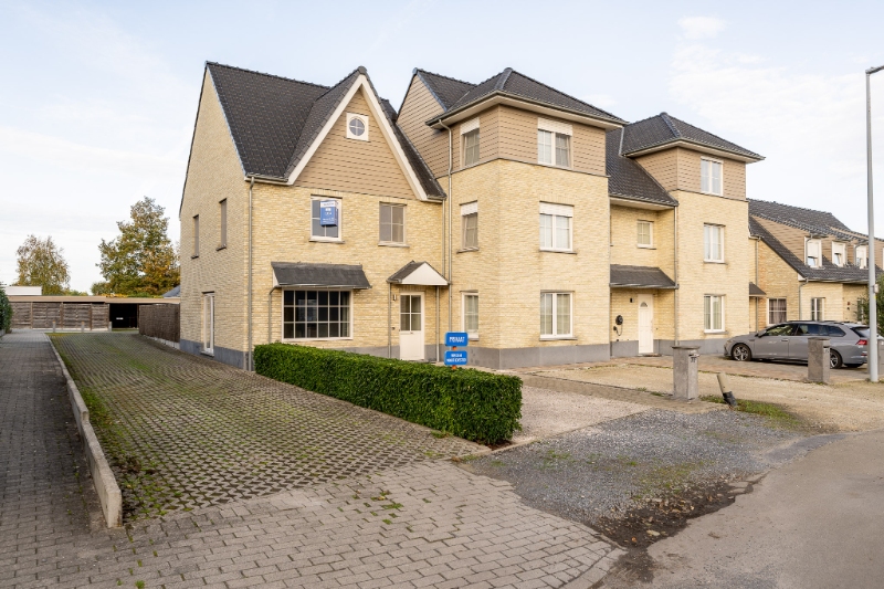 Halfopen woning met 4 slaapkamers en tuin nabij station Ingelmunster - photo 1