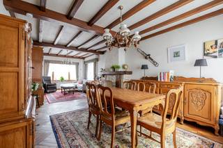 Ruime te renoveren woning met veel mogelijkheden ! Indeling : Inkomhal , woonkamer , keuken ( reeds vernieuwd geweest)  , eetplaats , slaapkamer ,...