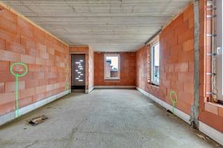 <p><strong>Aankoop onder registratie!!! GEEN 21% BTW<br /><br />Casco woning met 225 m² woonoppervlakte – jouw droomhuis begint hier! </strong></p>
<p>Ben je op zoek naar een woning die je volledig naar eigen smaak kunt afwerken? Deze <strong>ruime casco woning</strong> biedt jou de unieke kans om je eigen stijl en indeling te realiseren in een woning met maar liefst <strong>225 m² bewoonbare oppervlakte</strong>!</p>
<h3>Indeling:</h3>
<ul>
<li>
<p><strong>4 ruime slaapkamers</strong> – ideaal voor gezinnen, thuiswerkers of logeerkamers</p>
</li>
<li>
<p><strong>3 badkamers</strong> – geen wachtrijen meer in de ochtend</p>
</li>
<li>
<p>Open leefruimte met veel lichtinval</p>
</li>
<li>
<p>Grote keukenruimte, de keuken zit al in het budget</p>
</li>
<li>
<p>Mogelijkheid tot extra berging, wasplaats of hobbyruimte</p>
</li>
</ul>
<h3>Wat is casco?</h3>
<p>Deze woning wordt aangeboden in <strong>casco staat</strong>: de ruwbouw is klaar, maar jij bepaalt de afwerking – van vloeren en elektriciteit tot badkamers. Zo ben je zeker van een woning die perfect bij jouw stijl past.</p>
<h3>Pluspunten:</h3>
<p>✅ Energiezuinige bouw (nieuwbouw)<br />✅ Grote raampartijen<br />✅ Rustige ligging, toch vlot bereikbaar<br />✅ Ideaal voor gezinnen of wie veel ruimte zoekt</p>
<p>Een blanco canvas om jouw woondroom te realiseren!<br />Bezichtiging mogelijk op afspraak.</p>