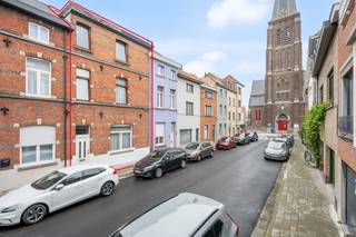 De woning omvat een inkomhal, een ruime leefruimte met aansluitend een volledig ingerichte keuken en een ruime stadskoer met berging. Op de tussenverdieping is er een een badkamer met ligbad, was meubel en een toilet. Op de eerste verdieping zijn er 3 ruime slaapkamers, op de tweede verdieping zijn er nog eens 3 slaapkamers. De woning beschikt eveneens over een ruime droge kelder. De woning is voorzien van alle comfort en wordt centraal verwarmd met aardgas. Er is eveneens een pellet kachel in de woonruimte/keuken. De ramen zijn deels vervaardigd uit pvc met dubbel glas (en elektrische rolluiken) en deels uit hout met dubbel glas. De totale oppervlakte van het terrein is 92m².<br /><strong>Er geldt GEEN renovatieplicht!</strong><br />Wil u deze op te frissen ruime woning in hartje Sint-Amandsberg bezoeken? Stuur een mail naar gunther@loimmo.be en wij nemen contact met u op!
