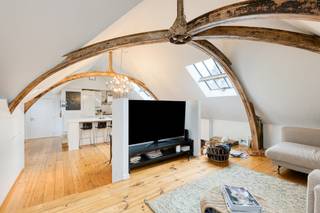 Ontdek deze lichtrijke en instapklare loft op de uitzonderlijke site van de oude Veeartsenschool te Anderlecht. Dit privé-domein van ongeveer 3,5 ha omvat verschillende geklasseerde gebouwen in Vlaamse neorenaissancestijl (1903), omringd door charmante koertjes en tuinen. Ideaal voor wie houdt van rust en groen, met tegelijkertijd alle stedelijke voorzieningen binnen handbereik.<br />Het appartement ligt op de eerste en bovenste verdieping (geen lift in het gebouw) en heeft een bewoonbare oppervlakte van circa 129m².<br /><br />Indeling: lichtrijke loft met open keuken, annex terras, eetgedeelte, gezellig salon, 2 slaapkamers en 2 douchekamers. <br /><br />Extra’s: 2 privé-kelders zijn inbegrepen + een parkeerplaats op het binnengebied. De site is in de laatste fase van ontwikkeling, met een prachtig park exclusief voor de bewoners. <br /><br />Momenteel is de loft verhuurd dus ook ideaal voor wie meteen wil genieten van zijn of haar investering. <br /><br />Uitstekende ligging:<br />•Op wandelafstand van het Zuidstation <br />•Dicht bij internationale verbindingen (Eurostar, TGV), openbaar vervoer, winkels en scholen<br />•Vlotte bereikbaarheid via de belangrijkste toegangswegen<br /><br />Mis deze kans niet! Contacteer ons voor meer informatie of een bezoek via 0477/38.99.74 of per mail: isa@woonkantoor.be