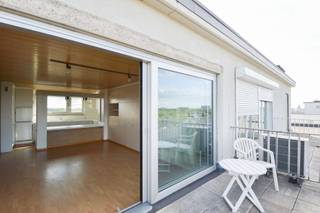 <h1><span>Studio op de 10de verdieping met dakterras en zicht op het Rivierenhof</span></h1>
<p><span>Op de 10de verdieping van een appartementsgebouw met lift in Deurne bevindt zich deze studio van ca. 40 m². De studio is toe aan een opfrissing, maar beschikt over een aantal mooie troeven: de ramen werden reeds vernieuwd en het aangename dakterras biedt een bijzonder open uitzicht richting het Rivierenhof. Een interessante opportuniteit voor wie een compacte woonst naar eigen smaak wil inrichten of op zoek is naar een investering in Deurne.</span></p>
<p><strong><span>Indeling</span></strong></p>
<ul>
<li><span>Woon- en slaapruimte met voldoende plaats voor een bed en zithoek.</span></li>
<li><span>Ruime, praktische kastenwand die heel wat opbergruimte biedt.</span></li>
<li><span>Afzonderlijke keuken.</span></li>
<li><span>Badkamer voorzien van een bad met douchefunctie, lavabo en toilet.</span></li>
<li><span>Aangenaam dakterras met een open uitzicht richting het Rivierenhof.</span></li>
<li><span>De studio bevindt zich op de 10de verdieping en is bereikbaar met de lift.</span></li>
</ul>
<p><strong><span>Op te frissen met mooie basis</span></strong><br /><span>De studio heeft een totale oppervlakte van ca. 40 m² en kan een algemene opfrissing gebruiken. De reeds vernieuwde ramen vormen daarbij een belangrijke troef en een mooie basis voor verdere modernisering.</span></p>
<p><span>Dankzij de hoge ligging geniet u bovendien van een ruimtelijk gevoel en een open uitzicht. Het dakterras vormt zonder twijfel een van de blikvangers: een fijne buitenruimte met zicht richting het groen van het Rivierenhof.</span></p>
<p><strong><span>Compact wonen of investeren in Deurne</span></strong><br /><span>Met zijn oppervlakte van ca. 40 m², vernieuwde ramen, praktische indeling, lift en dakterras biedt deze studio heel wat potentieel. Ideaal voor wie zelf de handen uit de mouwen wil steken en het geheel naar eigen smaak wil afwerken.</span></p>
<p><span>Interesse in deze studio op de 10de verdieping in Deurne? Contacteer ons voor meer informatie of een bezoek via </span><strong><span>03 535 12 75</span></strong><span>.</span></p>
