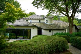 Gebouwd in de jaren 90, maar recent volledig getransformeerd tot een eigentijdse en stijlvolle woonparel. De authentieke ziel bleef behouden, terwijl een doordachte renovatie zorgde voor een frisse, luxueuze uitstraling die perfect aansluit bij de woonwensen van vandaag.<br /><br />Indeling gelijkvloers; entree met vestiaire en gastentoilet, mooie leefruimte met eetplaats, salon met gashaard en grote raampartijen, knusse tv-hoek, ruime leefkeuken eveneens met grote raampartijen, bijkeuken/wasplaats. Ouderslaapkamer met luxe badkamer en dressing. Carport voor meerdere wagens. Gezellig overdekt terras met hout gestookte open haard.<br />Indeling verdieping: overloop met 3 slaapkamers en de tweede badkamer.<br />Opmerkingen: deze villa werd voorzien van alle hedendaags comfort, heeft een recent zwembad met onderloop en bijhorend pool house. Deze prachtige villa is een droomhuis voor wie op zoek is naar luxe en comfort. Gelegen in een rustige en doodlopende straat en groene omgeving, biedt deze open bebouwing alle ruimte en privacy die je maar kunt wensen. Met een perceeloppervlakte van 2319m² en een bewoonbare oppervlakte van 350m².