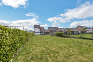 Voor meer info of een bezoek, bel 053 59 49 34. In het charmante Galmaarden (Pajottegem) bevindt zich dit handelspand met woonst op een...