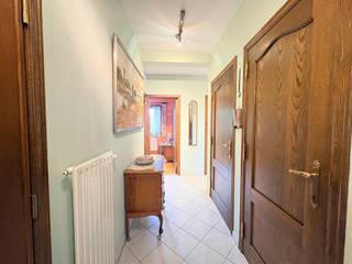 <p><strong>Oostkamp - Ruim appartement met 3 slaapkamers en garage</strong><br /><br />Ontdek dit aangename appartement in Oostkamp, ideaal voor wie op zoek is naar ruimte en comfort op een gunstige locatie. Met <strong>3 slaapkamers</strong>, een <strong>ruime berging</strong> en een <strong>garage</strong> biedt dit appartement alles wat u nodig heeft voor comfortabel wonen. Dankzij de <strong>goede ligging</strong> nabij winkels, een mooi plein en belangrijke verbindingswegen is dit een ideale woonst voor gezinnen of wie net dat tikkeltje extra ruimte zoekt.</p>
<strong>Indeling:</strong><br />Inkom, afzonderlijk toilet, 3 slaapkamers, badkamer, bergruimte, open leefruimte, keuken en terras<br /><br /><u>Extra:</u> Garage + ruime berging<br /><br /><strong>Troeven:</strong><br />- Goeie ligging<br />- 3 slaapkamers<br />- Garage<br />- Gasketel recent vernieuwd