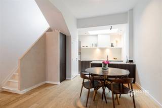 <p><span>Unieke charme, een hoogwaardige renovatie en een uitstekende ligging: deze karaktervolle stadswoning heeft het allemaal. Gelegen in een rustige, verkeersluwe straat woon je hier midden in de stad, met een school op 10m afstand en vlakbij winkels, horeca en openbaar vervoer. Ook de Ring en de stadsrand bereik je in een mum van tijd. De ideale uitvalsbasis voor wie het bruisende stadsleven wil combineren met rust en comfort.</span></p><p><span>De woning werd in 2021 volledig gerenoveerd met oog voor detail en afgewerkt met duurzame, kwalitatieve materialen. Daarbij werden onder meer de leidingen, elektriciteit, verwarming, vloeren, bezetting en de daken volledig vernieuwd. Voor zo veel mogelijk lichtinval werd er een skylight met hoogrendementsglas boven de keuken en tweede verdieping geplaatst. Daarnaast zijn de tussenvloeren geïsoleerd, werd de achtergevel in 2023 extra geïsoleerd en geniet je van een gunstige EPC-score B. Vooraan op het gelijkvloers zijn bovendien elektrische rolluiken voorzien en doorheen de woning is er ingebouwde Serax-verlichting aanwezig.</span></p><p><span>Via de stijlvolle inkomhal met elegante rasico-afwerking bereik je de gezellige leefruimte met open keuken van 47 m². De hoogwaardige afwerking met kalkbepleistering, eikfineer, graniet en microtopping zorgt voor een stijlvolle, warme en eigentijdse uitstraling. De open keuken is volledig uitgerust met kwalitatieve AEG-toestellen, Novy dampkap en een Quooker kraan. Op het gelijkvloers bevindt zich eveneens een apart gastentoilet.</span></p><p><span>De eerste verdieping omvat een ruime slaapkamer van 18 m² met een op maat gemaakte ingebouwde kast. Daarnaast bevindt zich de luxueuze badkamer van 11 m² met vrijstaand bad, inloopdouche, dubbele lavabo en toilet. De vloer-en muurafwerking in de badkamer is voorzien van microtopping. Op de bovenverdieping bevindt zich de royale masterbedroom van 35 m², die eenvoudig kan worden opgesplitst in twee volwaardige slaapkamers. Tot slot beschikt de woning nog over een praktische kelder van 30 m².</span></p><p><span>Ben je op zoek naar een instapklare stadswoning boordevol karakter, met een unieke afwerking en hedendaags wooncomfort? Mis deze kans niet! Voor meer info of een gratis schatting surf naar www.hansimmo.be</span></p><p><span> </span></p>