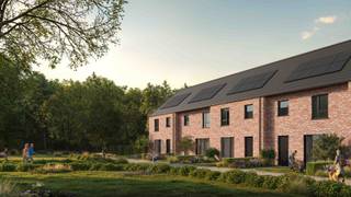 Welkom in het idyllische Kattenbos, Lommel – de perfecte plek om thuis te komen.<br />Deze charmante woonbuurt biedt een harmonieuze, gezinsvriendelijke omgeving waar rust en groen samenkomen.<br /><br />Deze woning biedt een aangename en ruime leefruimte die veel lichtinval heeft, 3 slaapkamers, en een ruime zolder die volop mogelijkheden biedt. De woning is ontworpen door PCP Architects en valt op door zijn hedendaagse architectuur, die perfect harmonieert met de diverse bouwstijlen in de buurt. Bovendien is de woning energieneutraal (E-peil = 0), wat zorgt voor lagere energiekosten en een verminderde ecologische voetafdruk.<br /><br /><strong>Voordelen van deze woning</strong>
<ul>
<li><strong>Energieneutraal wonen</strong>: Met een E-peil van 0 is deze woning een voorbeeld van duurzaamheid en energie-efficiëntie. Geniet van lagere energiekosten en draag bij aan een groenere toekomst.</li>
<li><strong>Persoonlijke touch</strong>: Geef deze woning jouw eigen stempel door de afwerking en indeling volledig naar wens aan te passen.</li>
<li>Fantastische buurt voor kinderen: Gelegen in een veilige, autoluwe omgeving, is dit de perfecte speelplek voor kinderen. De buurt biedt een rustige en veilige omgeving voor jonge gezinnen.</li>
<li><strong>Nabij scholen en voorzieningen</strong>: Geniet van de nabijheid van scholen en dagelijkse voorzieningen. Alles wat je nodig hebt, is binnen handbereik.</li>
<li><strong>De perfecte balans</strong>: Ervaar het bruisende stadsleven van Lommel, terwijl je dagelijks omringd wordt door de rust en natuur van Kattenbos.</li>
</ul>
<br />Interesse? Neem contact met ons op voor meer informatie! Vul het contactformulier in of bel Kolmont via T. +32 (0)11 211 211. Onze bouwadviseurs staan klaar om je verder te helpen.<br /><br />Neem vrijblijvend een kijkje op onze website via kolmont.com.