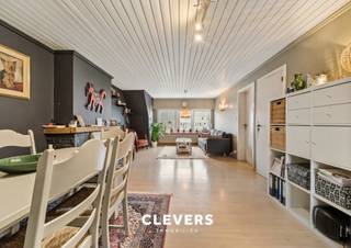 Gelegen aan de rand van het stadscentrum van Blankenberge, verwelkomt dit ruim appartement u op de derde verdieping van een charmante,...