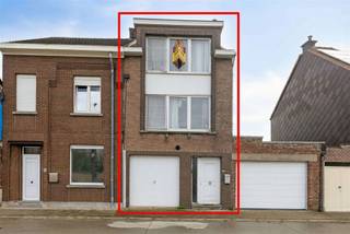 Centraal gelegen woning met 2 slaapkamers, vlakbij de E40, winkels en supermarkten.De woning omvat op het gelijkvloers een inkomhal en een garage...