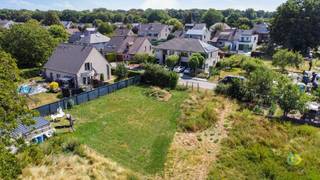 <p><span>Bouwgrond van 337 m² voor een 3-gevelwoning, gelegen in de rustige Maubeugelaan te Kassei. Het perceel heeft een mooie straatbreedte van 11 meter en een diepte van 30,5 meter. Er kan een woning met een gevelbreedte tot 8 meter worden gerealiseerd, wat zorgt voor een bijzonder interessant bouwvolume. Op het gelijkvloers is een bouwdiepte van maximaal 15 meter mogelijk, goed voor een bebouwde oppervlakte tot circa 120 m². Op de verdieping kan een volume van 8 meter breed en 10 meter diep worden voorzien. Hierdoor biedt het perceel uitstekende mogelijkheden voor het realiseren van een ruime en comfortabele gezinswoning met meerdere slaapkamers, een aangename leefruimte en voldoende buitenruimte. De Maubeugelaan is een rustige woonstraat met een residentieel karakter, terwijl winkels, scholen, openbaar vervoer en dagelijkse voorzieningen vlot bereikbaar zijn. Ook het groene Domein Drie Fonteinen bevindt zich op korte afstand en biedt tal van mogelijkheden voor wandelen, ontspanning en sport. Dankzij de gunstige ligging zijn bovendien het centrum van Vilvoorde, Brussel, de Ring en belangrijke verbindingswegen vlot bereikbaar. Een interessante bouwgrond voor wie op zoek is naar een ruim perceel met duidelijke bouwmogelijkheden in een rustige en goed bereikbare omgeving te Vilvoorde.</span><span> </span></p>