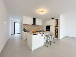 Ben je op zoek naar een nieuwbouwwoning in de dorpskern van Sinaai? Dan is dit wat u zoekt!Wees snel en koop nu nog aan *6% BTW!Het gebouw is...