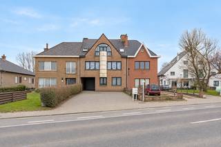 Bent u op zoek naar een instapklaar appartement met een uitstekende ligging, ideaal als investering of voor eigen bewoning? Dan is dit verzorgde appartement op de tweede verdieping, gelegen aan Terlicht 162 in Haaltert, zeker een bezoek waard.
Het appartement beschikt over een ruime en lichtrijke leefruimte met een open, volledig uitgeruste keuken, waardoor u geniet van een aangename en praktische indeling. Daarnaast zijn er 2 volwaardige slaapkamers, een verzorgde badkamer en alle comfort om meteen zorgeloos te wonen.
Bij het appartement hoort bovendien een **privatieve staanplaats** voor het gebouw, inbegrepen in de verkoop. Het appartement is momenteel verhuurd, waardoor u als investeerder onmiddellijk kunt genieten van een aantrekkelijk rendement.
**Troeven:**
* Instapklaar en momenteel verhuurd;
* 2 volwaardige slaapkamers;
* Lichtrijke leefruimte met open keuken;
* Verzorgde badkamer;
* Privatieve staanplaats inbegrepen;
* Gelegen op de tweede verdieping;
* Centrale ligging nabij winkels, scholen, openbaar vervoer en belangrijke invalswegen;
* Interessant als investering of voor eigen bewoning.
Grijp deze opportuniteit en ontdek zelf de troeven van dit verzorgde appartement.
Meer info: charlotte@immoaccenta.be