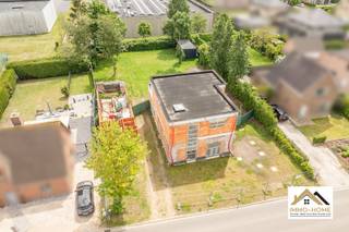 Deze woning biedt een buitenkans voor wie wel zin heeft in een mooi modern woonproject, maar niet in het ruwe werk. De woning staat casco klaar en kan volledig naar eigen smaak worden afgewerkt. Alle grondwerken zoals waterputten(10.000L), beerput, afvoerputten zijn reeds afgerond en uitgevoerd volgens de hedendaagse regelgeving.Op het gelijkvloers vinden we een grote open leefruimte met open keuken terug, en is er voorzien in een zee aan natuurlijke lichtinval. Aan de straatkant vinden we een combinatie van bergruimte/wasplaats, en in de grote inkomhal is er ruimte voor een gastentoilet en vestiaire. Op de eerste verdieping zijn er drie ruime slaapkamers en een badkamer ondergebracht. In de tuin werd reeds een berging/tuinhuis geplaatst, en een grote garage/bijgebouw met extra opbergruimte werd eveneens in ruwbouw aangevat. De ruime tuin doet tot slot zijn eigen duit in het zakje, want hier ga je in alle rust kunnen genieten van het buitenleven. Inschrijven via mail naar stefan@immo-home.be, geen telefonische inschrijvingen! Volg ons op Fb en Insta. Voor meer info: www.immo-home.be. GRATIS SCHATTING &amp; GRATIS FINANCIEEL ADVIES