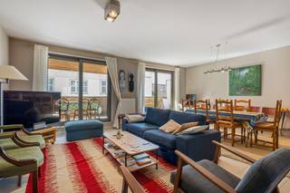 Op een uitstekende locatie vlak naast de Louizalaan bevindt zich dit ruime duplex appartement met 2 slaapkamers. Dankzij deze gegeerde ligging geniet u van een vlotte verbinding met het bruisende stadscentrum van Brussel, tal van winkels, restaurants, openbaar vervoer en alle dagelijkse voorzieningen. Bovendien zorgen de nabijheid van belangrijke invalswegen en de Europese wijk ervoor dat deze locatie zowel voor eigen bewoning als investering bijzonder aantrekkelijk is.<br /><br />Het appartement beschikt over een bewoonbare oppervlakte van 124 m² en bevindt zich in een verzorgd gebouw dat uitgerust is met een lift. We betreden het appartement via de inkomhal met apart gastentoilet. Aansluitend bevindt zich de keuken, die praktisch is ingericht en voorzien is van alle nodige comfort. Verder komen we in de ruime en lichtrijke leefruimte, waar de grote raampartijen zorgen voor een aangename lichtinval. Hier is plaats voor een gezellige zithoek en een eetruimte. Vanuit de leefruimte heeft u rechtstreeks toegang tot het aangename terras, waar u in alle rust kunt genieten. Verder beschikt het duplex appartement over 2 volwaardige slaapkamers en 2 badkamers, wat zorgt voor een optimaal wooncomfort. Als extra troef is er een ondergrondse afgesloten garagebox inbegrepen, waardoor u steeds veilig en comfortabel kunt parkeren. De gemeenschappelijke kosten bedragen slechts €75 per maand.<br />Indien u op zoek bent naar een ruim duplex appartement met 2 slaapkamers op een absolute toplocatie naast de Louizalaan in Brussel, dan is dit een uitstekende opportuniteit.<br /><br />Contacteer ons vrijblijvend via 0487 32 91 87 of bezoek www.boonstravastgoed.be voor meer informatie.<br /><br />Bijzonderheden:<br /><br />- Terras<br />- Lift aanwezig<br />- Ondergrondse afgesloten garagebox