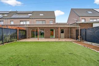 Deze aangename woning combineert comfortabel wonen met een uitstekende ligging. Ze bevindt zich in een rustige woonwijk, op korte afstand van...