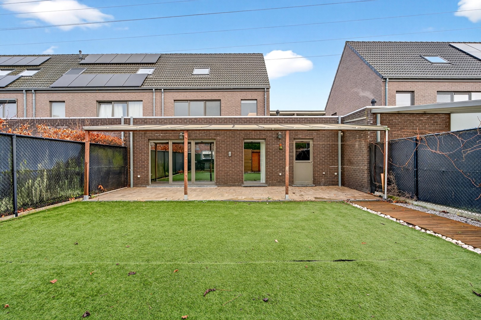 Ruime gezinswoning in rustige woonwijk met tuin en garage - foto 2