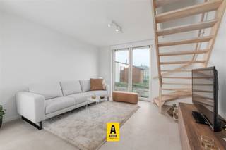 <h2><span>Te koop: Woning 28</span></h2><p><span>De Strandloper Bredene aan Zee</span><span><br /></span><span>±75 m² bewoonbaar | 3 slaapkamers | ZW-georiënteerde tuin</span></p><p><span>Een naar eigen smaak af te werken </span><span>gesloten </span><span>vakantiewoning in het recente kustproject </span><span>De Strandloper</span><span>.<br />Hier geniet je dagelijks van </span><span>rust, zee &amp; duinen</span><span> op wandelafstand van het strand.</span></p><h3><span>Volledig afgewerkt &amp; meteen instapklaar</span></h3><ul><li><span>75 m²</span><span> optimaal ingedeelde leefruimte</span></li><li><span>3 volwaardige slaapkamers</span><span> ideaal voor gezin &amp; verhuur</span></li><li><span>Zuidwest-georiënteerde tuin</span><span> zon &amp; privacy</span></li><li><span>Duurzame en energiezuinige technieken</span></li><li><span>Parkeerplaats</span><span> ( 15.000) niet in prijs inbegrepen</span></li><li><span>Uitstekende verhuurmarkt</span><span> in Bredene aan Zee</span></li><li><span>Topligging</span><span>: duinen &amp; strand vlakbij, winkels op wandelafstand</span></li></ul><p><span>Een zeldzame kans: </span><span>nieuw én strategisch gelegen</span><span>.</span></p><h3><span>Indeling &amp; afwerking</span></h3><ul><li><span>Lichtrijke </span><span>open leefruimte</span><span> met zicht op tuin</span></li><li><span>Moderne </span><span>volledig uitgeruste keuken</span></li><li><span>Strakke badkamer met:</span><ul><li><span>Hangtoilet</span></li><li><span>Douche in mineraalcomposiet + handdouche</span></li><li><span>Badkamermeubel + spiegel</span></li></ul></li><li><span>Warmtepomp lucht/lucht</span><span> + </span><span>warmtepompboiler</span></li><li><span>Zonnepanelen</span><span> voor lagere energiekosten</span></li><li><span>Duurzame, onderhoudsvriendelijke materialen</span></li><li><span>Individuele waterteller alles privé geregeld</span></li></ul><p><span>Hier woon je </span><span>comfortabel, zorgeloos en toekomstgericht</span><span>.</span></p><p><span>Bredene: natuur, rust &amp; bereikbaarheid</span></p><p><span>De ideale balans tussen vakantiegevoel en wooncomfort:</span></p><ul><li><span>Uitgestrekte duinen en strand als achtertuin</span></li><li><span>Veilig &amp; rustig domein</span></li><li><span>Horeca, winkels en recreatie </span><span>op wandelafstand</span></li></ul><p><span>Perfect als:<br />Tweede verblijf<br />Investering met hoog rendement<br />Gezinsvriendelijke kustuitvalsbasis<br />Parkeerplaats optioneel: </span><span>15.000</span><span>€</span></p><p><span> </span></p><p><span> </span></p><p><span> </span></p><p><span> </span></p><p><span> </span></p><p><span> </span></p>