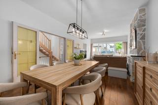 <p>Op zoek naar een ruime, energiezuinige gezinswoning met tal van mogelijkheden in een aangename buurt van Wilrijk? Dan is deze woning zeker een bezoek waard.<br /><br />Bij aankomst geniet je meteen van het comfort van een brede oprit met plaats voor twee wagens én een ruime garage, zodat parkeren altijd eenvoudig en zorgeloos verloopt.<br /><br />Binnen word je verwelkomd in een verrassend ruime woning, ideaal voor grote gezinnen of wie graag extra ruimte heeft. Een woning die moeiteloos meegroeit met jouw toekomstplannen.</p>
<p>Ook op vlak van energie scoort deze woning uitstekend. Dankzij de recente dak- en gevelisolatie, vernieuwde ramen, zonnepanelen en een nieuwe verwarmingsketel geniet je van een aangenaam wooncomfort én een lagere energiefactuur.</p>
<p>Gelegen op een vlot bereikbare locatie in Wilrijk, met winkels, scholen, openbaar vervoer en belangrijke invalswegen in de nabije omgeving, combineert deze woning ruimte, comfort en een gunstige ligging.</p>
Belangrijkste ruimtes:<br />• Royale inkomhal<br />• Inpandige garage met automatische poort<br />• Vier slaapkamers<br />• Twee badkamers met douche, toilet en wastafel in meubel<br />• Lichtrijke woonkamer<br />• Ingerichte keuken<br />• Zolder met vaste trap én potentieel voor 2 à 3 extra slaapkamers<br />• Zonnige tuin (40 m²)<br /><br />Troeven:<br />• Rustige straat met uitstekende bereikbaarheid en nabij centrum Wilrijk<br />• Vier volwaardige slaapkamers met mogelijkheid tot uitbreiding<br />• Energiezuinige woning<br />• Airco<br /><br />Neem vandaag nog contact op met je ERA-makelaar voor een bezoek. JOUW DROOMHUIS. ZO GEVONDEN!