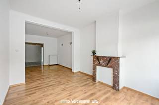 <p><span><span>Ontdek deze charmante woning, centraal gelegen te Muizen. De woning beschikt op het gelijkvloers over een inkomhal, een gezellige leefruimte, een keuken en een badkamer. Op de eerste verdieping bevindt zich een nachthal die toegang geeft tot twee ruime slaapkamers. Tenslotte beschikt de woning over een ruime kelder. Dankzij de praktische indeling, de centrale ligging en de uitstekende bereikbaarheid is deze woning ideaal voor starters of voor wie op zoek is naar een gezellige eigen stek. Bent u op zoek naar een charmante woning met tal van mogelijkheden? Dan is dit pand zeker een bezoek waard!</span></span></p>