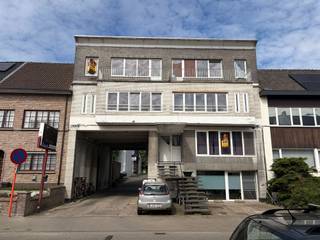 Dit appartement is gelegen in de residentiële Regelsbruggestraat in Aalst, op de tweede verdieping in een kleinschalige residentie. Er is een...