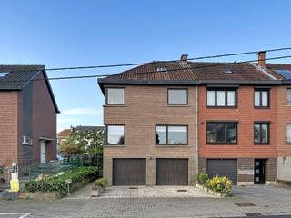 <p><span>Op een rustige en gunstige locatie in Dilbeek, nabij belangrijke invalswegen, winkels, scholen en openbaar vervoer, bevindt zich deze ruime halfopen bel-etagewoning met een totale oppervlakte van ca. 178 m² op een perceel van ca. 300 m².</span></p>
<p><span>De woning beschikt op de eerste verdieping over een lichtrijke woonkamer met gezellige open haard, een aparte eetruimte en een volledig ingerichte keuken met toegang tot het terras. Op de tweede verdieping bevinden zich drie slaapkamers en een badkamer. Daarnaast is er een praktische zolderruimte aanwezig.</span></p>
<p><span>Een absolute troef is de ruime inpandige dubbele garage, aangevuld met extra bergruimte en parkeermogelijkheden voor de woning.</span></p>
<p><span>Buiten geniet u van een mooi aangelegde, zuidwestgerichte tuin waar u in alle rust van de namiddag- en avondzon kunt genieten.</span></p>
<p><span>Dankzij de royale ruimtes, de uitstekende bereikbaarheid en de mogelijkheden om de woning verder naar eigen smaak in te richten, is dit de ideale gezinswoning!</span></p>
<p><strong><span>Ontdek zelf de troeven van deze woning en plan vandaag nog uw bezoek!</span></strong></p>
<p><span>IMMO STORE</span><br /><span>02/203.03.03</span><br /><span>info@immo-store.be</span><br /><span>www.immo-store.be</span></p>