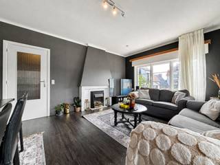 Dit aangenaam appartement geniet van een centrale ligging nabij het Albertstrand te Knokke en biedt een mooi open zicht.<br />Het appartement omvat een inkomhal met afzonderlijk toilet, een ruime en lichtrijke leefruimte met toegang tot het royale terras en een afzonderlijke keuken. Daarnaast beschikt het appartement over drie volwaardige slaapkamers en een badkamer. Een privatieve kelderberging is inbegrepen. Tevens bestaat de mogelijkheid tot aankoop van een garagebox. Een ideale pied-à-terre aan de kust, zowel geschikt als tweede verblijf als voor permanente bewoning.<br /><br />Renovatieplicht van toepassing.<br />Stedenbouwkundig uittreksel in aanvraag<br /><br />Aarzel niet om ons te contacteren voor meer info: tel.: 050 62 44 14 of via knokke@immax.be