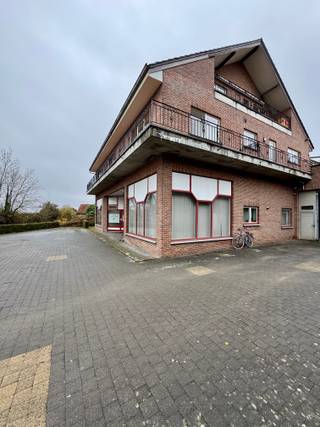 Ontdek dit lichtrijke penthouse met drie slaapkamers nabij het centrum van Hoeilaart, op wandelafstand van Delhaize, bushaltes, scholen en het...