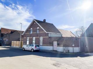 ZEER DEGELIJKE HALF OPEN BEBOUWING - HOEKWONING. Inkom, ingerichte keuken (frigo-vaatwas), ruime living met zicht op tuin. Badkamer met ligbad, lavabomeubel en toilet. Wasplaats voor was en droogkast. 3 slaapkamers. Zuidgerichte tuin met aanpalende garage/carport en tuinberging. Zij-uitweg. Op alle ramen dubbele beglazing, verwarming op aardgas. Isolatie in dak. Droge kelder. Goede investering als zeer goed verhuurde woning. Ook voor eigen gebruik na overeenkomst met de huurder.