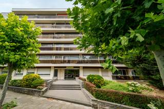 Evere - Dans une copropriété bien gérée, idéalement situé dans un quartier résidentiel, à proximité du Parc Bon Pasteur, du cimetière d'Evere et proche de toutes les commodités (transports, commerces, écoles, restaurants, ...), We Invest vous propose deux garages-box fermés (25.000€ par garage). A visiter sans plus tarder ! 02 217 22 91