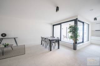 <strong>Nieuwbouwappartement op de eerste verdieping met 2 slaapkamers en een terras (12 m2 ) met uitzicht op het binnen park – comfortabel wonen in het hart van Lommel.</strong><br /><strong>Residentie De Admiraliteit – Stijlvol wonen in het groene hart van Lommel</strong><br /><br />In een autoluw binnen gebied tussen de Hees, het Hezerpad, de Nachtegaalstraat en de Vreyshorring ontwikkelt Aristas een modern woonproject dat rust, groen en stedelijk comfort samenbrengt: <em>Residentie De Admiraliteit</em>.<br /><br />Dit <strong>nieuwbouwappartement</strong> op de eerste verdieping beschikt over <strong>2 slaapkamers</strong> en een <strong>ruim terras met uitzicht op het binnenpark</strong>. De slimme indeling van het appartement biedt veel ruimte en comfort, perfect voor wie het beste van beide werelden zoekt: een centrale ligging met de rust van een groene omgeving.<br /><br /><strong>Troeven van dit project:</strong>
<ul>
<li><span>Centrale ligging in Lommel, maar toch rustig en omgeven door natuur</span></li>
<li><span>Moderne, tijdloze architectuur</span></li>
<li><span>Energiezuinig wonen volgens BEN-normen (E-peil ≤ 20)</span></li>
<li><span>Voorzien van zonnepanelen en een warmtepomp</span></li>
<li><span>Vrijstelling van onroerende voorheffing gedurende 5 jaar</span></li>
</ul>
<strong>Extra voorzieningen:</strong>
<ul>
<li><span>Gezamenlijke ontspanningsruimte van 60 m²</span></li>
<li><span>Ondergrondse parkeergarage</span></li>
<li><span>Fietsenstalling op de kelderverdieping</span></li>
</ul>
Aankoop onder registratie. <br /><br />