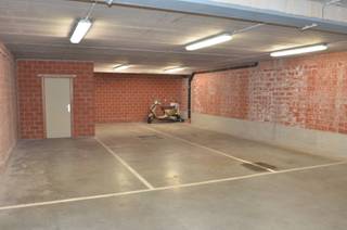 Vlot bereikbare autostaanplaats gelegen op niveau -1 in de Res. Sunrise.<br />Zeer ruime staanplaats van ca. 2,6 m breed en 10 m diep. Afhankelijk van het type auto kunnen er twee auto's achter elkaar parkeren.<br />Ref. 524