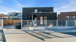 <p><strong>Stijlvol wonen met een vleugje vakantiegevoel</strong></p>
<p><strong>Ontdek deze verrassend ruime villa uit 2009, waar hedendaags wooncomfort, een doordachte indeling en een heerlijke buitenbeleving mooi samenkomen.</strong> Met ca. <strong>240 m² bewoonbare oppervlakte</strong>, vijf slaapkamers, een ruime kelder en een volledig omheind perceel van <strong>7a 62ca</strong> biedt deze woning alle ruimte voor comfortabel gezinswonen. Absolute blikvanger is de tuin met verwarmd zwembad en poolhouse: een plek waar vakantiegevoel gewoon bij het dagelijkse leven hoort.</p>
<p>Bij binnenkomst kom je terecht in een verzorgde inkomhal met gastentoilet en vestiaire. Op het gelijkvloers bevinden zich meteen twee ruime kamers die flexibel kunnen worden ingericht als slaapkamer, bureau, speel- of hobbyruimte. Daarnaast is hier een extra badkamer met douche en lavabo aanwezig.</p>
<p>Verder opent de woning zich naar een bijzonder aangename en lichtrijke leefruimte. De <strong>ruime leefkeuken en eetkamer met grijze tegelvloer</strong> vormen samen een open geheel. De witte hoogglanskeuken biedt veel opbergruimte en hedendaags comfort, terwijl de grote raampartijen en schuiframen zorgen voor een mooie verbinding met de tuin.</p>
<p>Een subtiel niveauverschil brengt je naar het salon, waar de parketvloer voor een warmere uitstraling zorgt. Ook hier geniet je van veel natuurlijk licht en creëert de elektrische haard extra sfeer. Inbouwkasten, spots en sfeerverlichting maken het geheel compleet.</p>
<p>Via de verlichte trap bereik je de verdieping. De nachthal geniet van veel natuurlijk daglicht en geeft toegang tot <strong>drie ruime slaapkamers</strong>. De royale badkamer beschikt over een dubbele wastafel, toilet en jacuzzi-bad en sluit aan op een praktische extra berging/dressing.</p>
<p>Ook buiten komt deze woning bijzonder sterk tot haar recht. De volledig omheinde tuin wordt omgeven door een groene haag en biedt een aangename combinatie van privacy en openheid. Het terras met zonneluifel kijkt uit over het <strong>zwembad met poolhouse</strong>. De zwembadinstallatie werd volledig vernieuwd en beschikt over een <strong>eigen warmtepomp die uitsluitend instaat voor de verwarming van het zwembad</strong>.</p>
<p>Daarnaast beschikt de woning over een <strong>ruime kelder</strong> met twee grote kelderruimtes en een inpandige autostaanplaats. Ook de technische installatie van het zwembad bevindt zich hier.</p>
<p><strong>Een complete en veelzijdige villa waar binnen- en buitenleven moeiteloos in elkaar overvloeien, met verrassend veel ruimte voor het hele gezin.</strong></p>