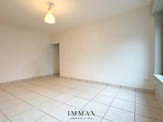 Appartement lumineux avec superbe vue sur les canaux, idéalement situé près de 't Zand<br /><br />Ce charmant appartement combine parfaitement une situation centrale et un cadre de vie calme. Situé à quelques pas de 't Zand, vous bénéficiez des avantages du centre-ville tout en profitant d'un environnement paisible. L'un des grands atouts de cet appartement est la magnifique vue sur les canaux, apportant un confort supplémentaire.<br /><br />L'appartement se compose de la manière suivante : Hall d'entrée - buanderie - séjour lumineux - cuisine séparée - toilette invités - 1 grande chambre - salle de bain avec douche<br />Loyer : € 595 par mois, charges incluses (hors eau, gaz et électricité)<br /><br />Pour plus d'informations ou pour organiser une visite sans engagement, contactez Immax Brugge au 050 62 44 14 ou par e-mail à brugge@immax.be.