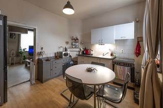 De woning betreft de hoekwoning van een rij huizen die stopt met deze woning aan het kruispunt van de Kerkhovenweg en de Schoolstraat. De indeling is als volgt: het gelijkvloers bestaat uit een woonkamer, een keuken, een badkamer en apart toilet. Op de 2de verdieping zijn er 2 slaapkamers. Achter de woning is er een achterbouw en een garage. De woning ligt op ong 500m van het Leopoldse centrum.<br /><br />Voordeel van deze woning is de ruime grondoppervlakte van 4a81 waardoor de bewoners over een ruime tuin kunnen beschikken.<br /><br />De aanliggende huizen met huisnummers 108 en 110 worden eveneens te koop gesteld.