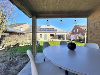 GOED ONDERHOUDEN, STEVIGE, HALFOPEN WONING OP RUSTIGE LIGGING TE DIKKEBUS. ALLES BEVINDT ZICH OP HET GELIJKVLOERS EN IS INGEDEELD ALS VOLGT:RUIME...