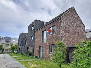 <p><strong>Lichtrijke gezinswoning met tuin in de jonge woonwijk Regatta – Antwerpen Linkeroever</strong></p>
<p>In de Caravellestraat, in de gegeerde en kindvriendelijke woonwijk Regatta op de Antwerpse Linkeroever, vindt u deze verzorgde en lichtrijke gezinswoning. De woning is gelegen op wandelafstand van het Galgenweel en geniet van een vlotte verbinding naar het centrum van Antwerpen via tram, trein, fiets of wagen. De Regattawijk staat bekend om haar moderne architectuur, rustige woonomgeving, veel groen en familiale sfeer.</p>
<p><strong><br />Indeling</strong></p>
<p><strong>Gelijkvloers</strong></p>
<ul>
<li>Inkomhal met gastentoilet</li>
<li>Praktische bergruimte met aansluiting voor wasmachine en cv-installatie op aardgas.</li>
<li>Lichtrijke woonkamer met groot schuifraam en zicht op de tuin.</li>
<li>Open keuken voorzien van alle comfort.</li>
<li>Aansluitende voorraadberging naast de keuken.</li>
</ul>
<p><strong><br />Eerste verdieping</strong></p>
<ul>
<li>Drie slaapkamers.</li>
<li>Apart nachttoilet.</li>
<li>Badkamer met douche, ligbad en dubbele lavabo in meubel.</li>
</ul>
<p><strong><br />Zolder</strong></p>
<ul>
<li>Praktische zolderruimte bereikbaar via vlizotrap, de ideale bergruimte.</li>
</ul>
<p><strong><br />Troeven</strong></p>
<ul>
<li>Jonge en kindvriendelijke woonwijk Regatta</li>
<li>Nabij het Galgenweel en verschillende wandel- en fietsroutes</li>
<li>Lichte woning</li>
<li>Moderne woning met hedendaags comfort</li>
<li>Aangename parketvloer die doorheen quasi de volledige woning werd doorgetrokken</li>
<li>Vlotte verbinding naar Antwerpen centrum via tram en wagen</li>
<li>Parking eventueel te huur in de directe omgeving</li>
</ul>
<p><strong><br />Huursituatie<br /></strong>De woning is momenteel verhuurd.<br />Opzegbaar voor eigen bewoning mits een opzegtermijn van 6 maanden.</p>
<ul>
<li>Start huurovereenkomst: 01/10/2022</li>
<li>Oorspronkelijke huurprijs: €1.290/maand</li>
<li>Geïndexeerde huurprijs: €1.426/maand</li>
</ul>
<p><br />Foto’s werden genomen vóór aanvang van de huurovereenkomst.</p>
<p>Interesse? Contacteer ons gerust voor meer informatie of een bezoek ter plaatse.</p>