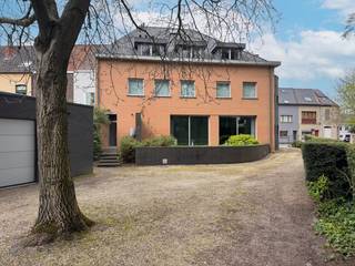 Meer info? 09 279 11 22 of info@centeroffice.be<br />Dit kantoor is gelegen in de Achterstraat in Sint-Amandsberg. <span><span><span><span><span><span><span><span><span><span>Unieke ligging in een park en in het centrum van Sint-Amandsberg met alle voorzieningen en openbaar vervoer.</span></span></span></span></span></span></span></span></span></span><br />Het betreft een kantoor, verhuurd volgens gemeen recht (geen handelshuur) bij het kantoor zijn er 2 autostaanplaatsen inbegrepen. Optioneel kan er ook een kelder bij gehuurd worden. EGW en onroerende voorheffing voor de huurder.<br />Het kantoor bestaat uit: inkomhal, met toilet, vestiaire kast, open ruimte met aparte vergaderzaal, aparte keuken, terrasje en 2 autostaanplaatsen. Het kantoor is voorzien van <span><span><span><span><span><span><span><span><span><span>vast meubilair (onder meer kastwanden), verlichting, </span></span></span></span></span></span></span></span></span></span><span><span><span><span><span><span><span><span><span><span>Vloerverwarming, </span></span></span></span></span></span></span></span></span></span><span><span><span><span><span><span><span><span><span><span>Airco.</span></span></span></span></span></span></span></span></span></span><br /><span><span><span><span><span><span><span><span><span><span>Zonnepanelen exclusief voor het kantoor. Vermogen van de panelen: 5355 kWp (DC); max. AC vermogen van de omvormer(s): 1 x 4400 W = 4400 W (AC).</span></span></span></span></span></span></span></span></span></span><br /><span><span><span><span><span><span><span><span><span><span>Toilet op regenwater.</span></span></span></span></span></span></span></span></span></span><br /><span><span><span><span><span><span><span><span><span><span>EPC B.</span></span></span></span></span></span></span></span></span></span><br /><span><span><span><span><span><span><span><span><span><span> </span></span></span></span></span></span></span></span></span></span><br /><span><span><span><span><span><span><span><span><span><span>Vaste kosten: elektriciteit gemene delen, stadswater gemene delen, regenwaterpomp, bijvullen regenwaterput bij droogte, onderhoud tuin, brandcentrale, brandblussers gemene delen...</span></span></span></span></span></span></span></span></span></span>