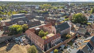 <p><strong>Uniek wonen in het voormalige Clarissenklooster</strong></p><p>In het centrum van Boom krijgt het voormalige Clarissenklooster een bijzondere nieuwe toekomst. <strong>CLARIS</strong> combineert authentiek historisch erfgoed met hedendaags en energiezuinig wooncomfort. Het project omvat 15 karaktervolle kloosterwoningen en 15 moderne nieuwbouwappartementen, samen rond een groene kloostertuin.</p><p>De ruime <strong>kloosterwoningen</strong> tellen 2 tot 3 slaapkamers, met bij verschillende woningen de mogelijkheid om de royale zolder verder in te richten tot <strong>4 of zelfs 5 slaapkamers</strong>.</p><p>Een belangrijke troef: de kloosterwoningen kunnen <strong>onder de geldende voorwaarden aan het verlaagde btw-tarief van 6%</strong> worden aangekocht. Dit kan een aanzienlijk financieel voordeel opleveren.</p><p>De <strong>nieuwbouwappartementen</strong> bieden 1 of 2 slaapkamers, veel natuurlijke lichtinval en ruime terrassen met zicht op de groene kloostertuin. De historische kloostermuur wordt geïntegreerd in de architectuur en geeft ook dit deel van CLARIS een uniek karakter.</p><p>Bovendien hoef je niet lang te wachten op je nieuwe thuis. De kloosterwoningen zijn reeds <strong>ruwbouw-winddicht</strong> en de oplevering is voorzien in het <strong>voorjaar van 2027</strong>. Na het maken van je afwerkingskeuzes komt je intrede dus snel dichterbij.</p><p><strong>Kortom, een unieke combinatie van geschiedenis, ruimte, groen en hedendaags wooncomfort!</strong></p>