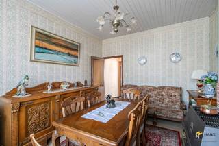 <p><span>Confortalei 9 - Deurne</span></p><p><span> </span></p><p><span>Te renoveren woning (121 m²) met 3 slaapkamers mogelijk en zuidwest-tuin (44 m²) in Deurne.</span></p><p><span> </span></p><p><span>Op een centrale en vlot bereikbare locatie, met openbaar vervoer, lokale winkels en scholen op wandelafstand, treffen we deze woning met bijzonder veel potentieel. Met de wagen bereik je de snelweg in slechts enkele minuten, terwijl je ook eenvoudig gebruik kan maken van het velo-deelsysteem — ideaal voor wie graag flexibel onderweg is. </span></p><p><span> </span></p><p><span>Het pand beschikt over een solide basisconstructie en een praktische indeling, wat tal van mogelijkheden biedt na renovatie. Het dak verkeert in goede staat (zonder isolatie) en vooraan is er dubbele aluminiumbeglazing aanwezig, terwijl er achteraan nog enkele beglazing in aluminium is.</span></p><p><span> </span></p><p><span>Bij het betreden van de woning kom je in de inkomhal, waar je rechts een eerste (slaap)kamer van 10 m² terugvindt. Achteraan bevindt zich de ruime keuken (16 m²), die zich na renovatie perfect leent tot het creëren van een aangename leefruimte met veel natuurlijk licht.</span></p><p><span>Op de benedenverdieping bevinden zich nog twee kamers van respectievelijk 10 m² en 14 m², ideaal om in te richten als badkamer en keuken. Aansluitend is er de tuin van 44m². De bovenverdieping herbergt nog twee volwaardige slaapkamers van 15 m² en 16 m².</span></p><p><span>Ben je op zoek naar een renovatieproject met veel potentieel en indelingsmogelijkheden? Mis deze kans niet! Bewoonbare opp. 121 m² – ref.: bruto vloeropp. Voor meer info of een gratis schatting surf naar </span><span><span>www.hansimmo.be</span></span></p><p><span> </span></p>