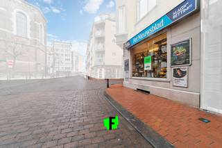 Dit unieke handelspand, strategisch gelegen in het bruisende hart van Blankenberge, biedt een zeldzame kans voor ondernemers op zoek naar een premium locatie. Gelegen op een kruispunt nabij zowel het levendige stadscentrum als de prachtige Zeedijk, geniet dit pand van een ongeëvenaarde zichtbaarheid en een constante stroom van zowel toeristen als lokale bewoners.<br /><br />De ruime handelsruimte is voorzien van grote etalages die uitkijken op twee straten, waardoor uw bedrijf de aandacht trekt van voorbijgangers vanuit verschillende richtingen. De voorkant van het pand herbergt de verkoopruimte, compleet met een toonbank en uitgebreide kastmogelijkheden, terwijl het achterste gedeelte naadloos overgaat in een privéruimte/ bureau, ideaal voor het efficiënt runnen van uw bedrijf.<br /><br />Een niet te onderschatten troef van dit pand is de ruime kelderruimte, exclusief in gebruik door de eigenaar van de handelszaak, en een garage die bereikbaar is via de Van Monsstraat, waardoor parkeerproblemen tot het verleden behoren. Bovendien is er via de hal toegang tot een volledig uitgeruste keuken aan de achterzijde, compleet met een kleine badkamer en toilet.<br /><br />De overvloedige natuurlijke lichtinval dankzij de grote raampartijen draagt niet alleen bij aan de visibiliteit van het pand, maar creëert ook een aangename en uitnodigende sfeer voor klanten en medewerkers.<br /><br />Dit pand combineert ruimte met een economisch aantrekkelijke handelslocatie, waardoor het een unieke kans biedt voor wie op zoek is naar een succesvolle ondernemingsuitvalsbasis. Mis deze kans niet en plan vandaag nog uw bezichtiging om dit pand van dichtbij te ervaren.<br /><br />