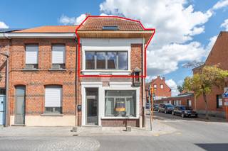 <strong>Volledig vernieuwde (2024) ruime tweeslaapkamerwoning vlakbij het centrum doch rustig gelegen<br /></strong><span><strong>EPC A </strong>I <strong>Elektriciteit goedgekeurd tem 2048</strong> I <strong>Asbestveilig</strong></span><br /><br /><strong>Zeer gunstig gelegen</strong> op wandelafstand van de Markt en openbaar vervoer doch op een rustige ligging in een éénrichtingsstraat. <br /><br />Deze <strong>volledig vernieuwde, lichte en energiezuinige (A label) woning</strong> bestaat uit een aparte inkom langs de Maasstraat met beneden een grote berging/wasplaats alsook fietsenstalling van meer dan 17 m² met trap naar de eerste verdieping. <br /><br />Hier bevindt zich een zeer ruime en lichte leefruimte met volledig ingerichte keuken met een vuur, dampkap, combi-oven, koelkast en vaatwasser, alsook een badkamer met douche, dubbele wastafel en toilet dewelke geniet van natuurlijk licht.<br /><br />Verder twee ruime &amp; lichte slaapkamers op de tweede verdieping. Van hieruit ook toegang tot de zolderruimte van 17 m².<br /><br />Het appartement werd dit jaar volledig aangepakt en vernieuwd en heeft een <strong>A label door het gebruik van een warmtepomp, 6 eigen zonnepanelen, alu profielen enz. De warmtepomp/airco combinatie kan zowel verwarmen als verkoelen in de zomer. </strong><br /><strong>Volledig vernieuwde elektriciteit tem 2048 en asbestveilig. Future-proof dus !</strong><br /><br />Mogelijkheid om een garage bij aan te kopen maar niet verplicht.<br /><br />Het appartement heeft een eigen inkom en dus quasi geen gemeenschappelijke delen/lasten buiten dak &amp; verzekering.<br /><br />Verkoop onder registratie. Ideaal voor starters, alleenstaanden, jonge koppels of als investering om te verhuren.<br /><br />Bezoek dit appartement op afspraak via tel 014/70 73 23 of info@dilegno.immo