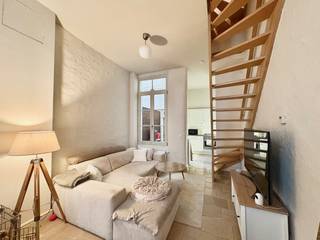 Deze charmante woning met een bewoonbare oppervlakte van ongeveer 75 m² is gelegen in de Ziekeliedenstraat 29 in het centrum van Mechelen. De woning werd praktisch ingedeeld en biedt een aangename woonbeleving dankzij de verschillende niveaus en het gezellige terras.<br /><br />Op het gelijkvloers bevindt zich een lichtrijke leefruimte met open keuken, perfect om te koken en te ontspannen in één open geheel.<br />Op de eerste verdieping vindt u een badkamer, een slaapkamer, een apart toilet en een berging.<br />De tweede verdieping beschikt over een ruime slaapkamer met toegang tot een mooi terras, waar u in alle rust van de buitenlucht kunt genieten.<br /><br />De woning combineert comfort met een centrale ligging, op wandelafstand van winkels, openbaar vervoer en het historische centrum van Mechelen. <br /><br />Huurprijs €1195,00/ maand + €50,00/ maand algemene kosten<br />Nutsvoorzieningen individueel<br /><br />Onmiddellijk beschikbaar. <br /><br />Voor meer informatie of een bezoek kan u contact opnemen via 03 203 02 02 of immo@sidimex.be