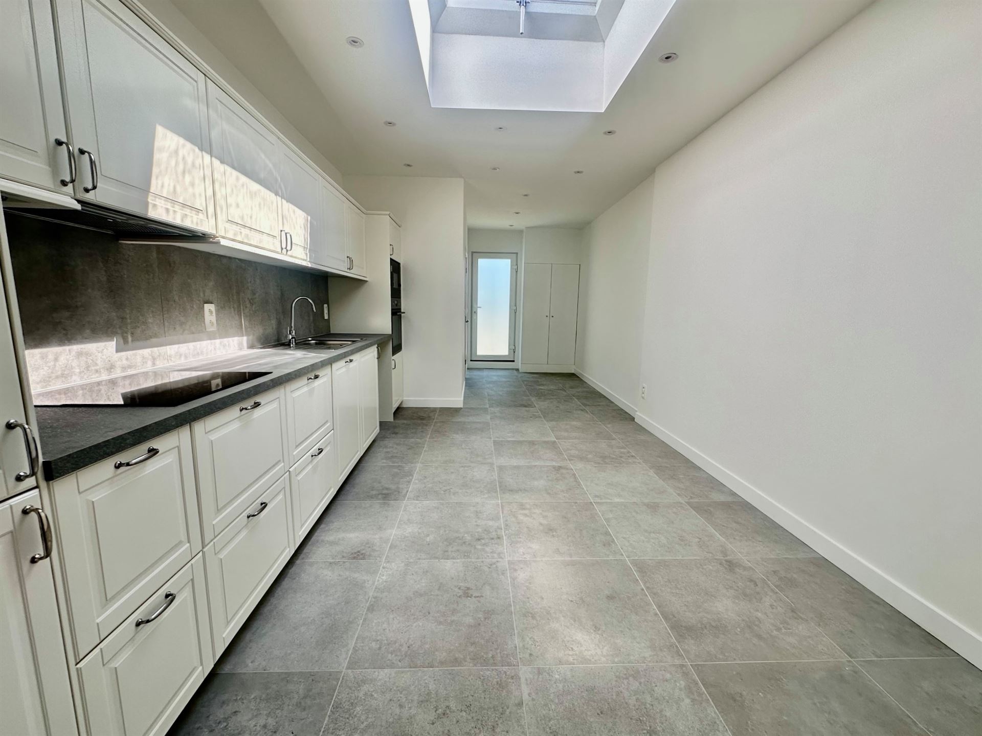Gerenoveerde woning met 2 slaapkamers (garage optioneel). - foto 5
