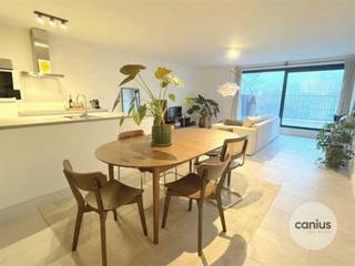 <p><span>GESCHILDERD NIEUWBOUWAPP. IN HARTJE HASSELT MET 2 SLKS + TERRAS &amp; PARKING</span></p><p><span> </span></p><p><span>Op wandelafstand van het stadscentrum van Hasselt, Hoofdstad van de Smaak treffen wij residentie Mosa aan. Ideaal voor iemand die wil genieten van het bruisende stadscentrum. In de directe omgeving treffen wij lokale handelaars aan. Tevens bevinden wij ons op wandelafstand van verschillende parken, het Cultureel centrum, … Ook kunnen wij een goede bereikbaarheid garanderen door de ligging nabij openbaar vervoer en invalswegen  zoals de kleine en de grote ring waardoor wij ons vlot kunnen verplaatsen. </span></p><p><span> </span></p><p><span>Appartement 1.1 is gelegen op de eerste verdieping. De indeling is als volgt: inkomhal, afzonderlijk toilet, leefruimte bestaande uit een zit- en eethoek, volledig geïnstalleerde keuken, berging, badkamer, 2 slaapkamers + terras. </span></p><p><span>Bij het appartement dient men verplicht een autostaanplaats (35.000,00 euro) en een kelderberging (6.000,00 euro) aan te kopen. Parkeergelegenheid gegarandeerd! </span></p><p><span> </span></p><p><span>Het appartement is momenteel verhuurd, ideaal als investering of voor eigen bewoning.</span></p><p><span>TROEVEN</span></p><p><span>+ Beschikbaar bij notariële akte</span></p><p><span>+ Aangename buitenruimtes </span></p><p><span>+ Gunstige ligging in hartje Hasselt </span></p><p><span>+ Volledig geschilderde appartementen</span></p><p><span>+ Energiezuinig appartementen voorzien van hedendaagse technieken </span></p><p><span>+ Geniet nu nog van 6% BTW <br />(AANKOOP AAN VERLAAGD BTW-TARIEF VAN 6% ZOWEL OP DE CONSTRUCTIE ALS DE GROND (IPV 21%) MOGELIJK INDIEN MEN AAN DE WETTELIJKE VOORWAARDEN VOLDOET.)</span></p><p><span> </span></p><p><span>Net als ons overtuigd van de vele voordelen van residentie Mosa? Neem gerust contact op met één van onze medewerkers via 078 78 30 39 of <span>info@canius.be</span></span><span> </span></p><p><span> </span></p><p><span>*Deze gegevens zijn louter ter informatieve titel. De vermelde oppervlaktes zijn slechts indicatie. Canius Real Estate kan niet verantwoordelijk gesteld worden voor de juistheid van de aan haar verstrekte gegevens. </span></p><p><span> </span></p><p><span> </span></p>